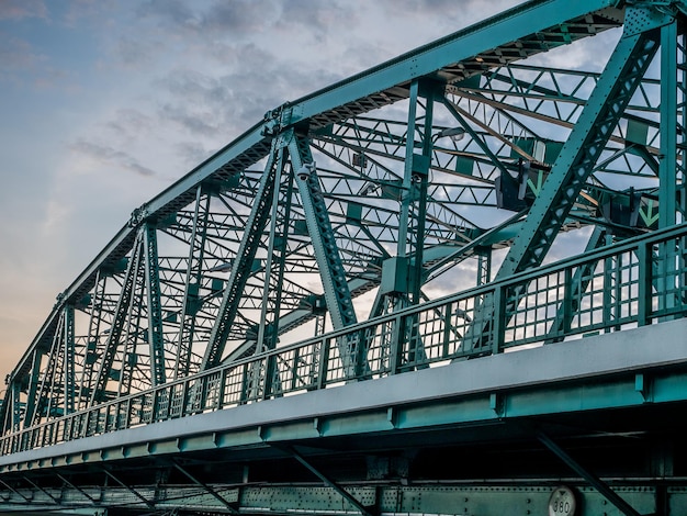 Vue à bas angle du pont contre le ciel