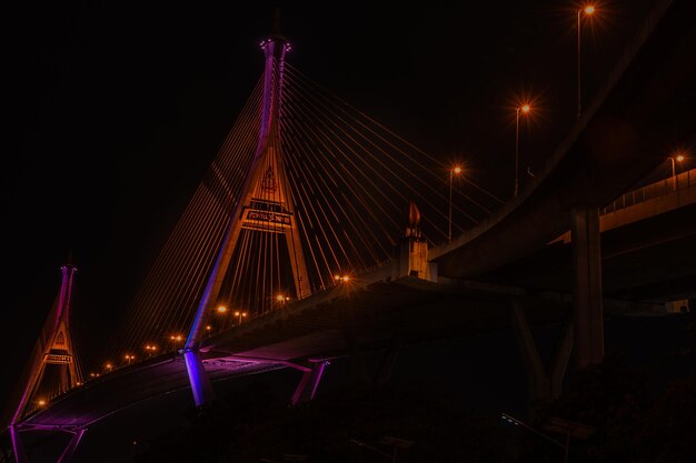 Photo vue à bas angle du pont éclairé contre le ciel la nuit