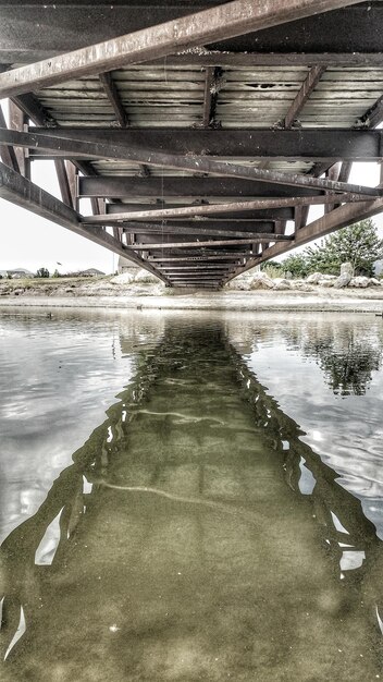 Photo vue en bas angle du pont sur la rivière