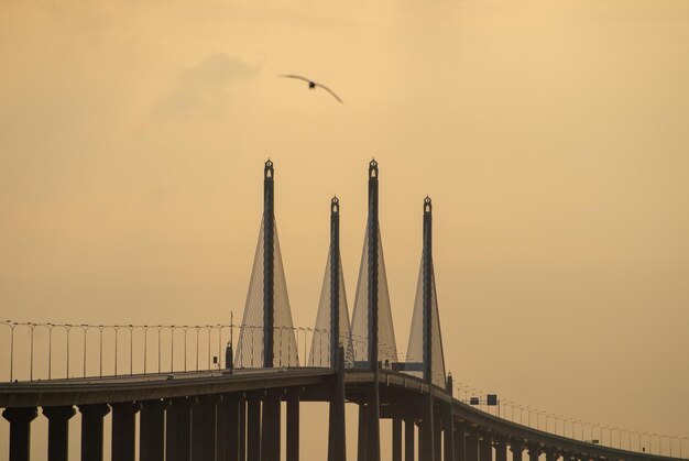 Vue à bas angle du pont suspendu contre le ciel au coucher du soleil