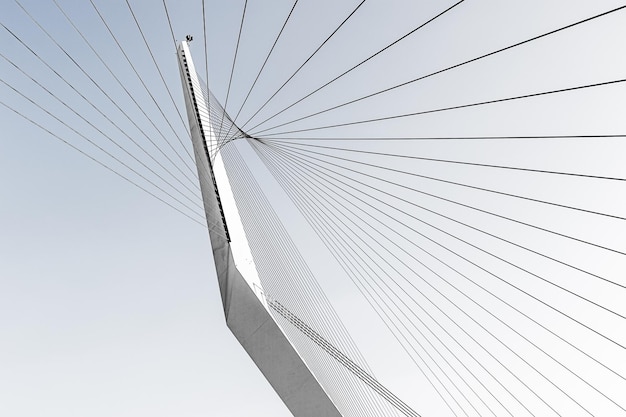 Vue en bas angle du pont suspendu contre un ciel dégagé