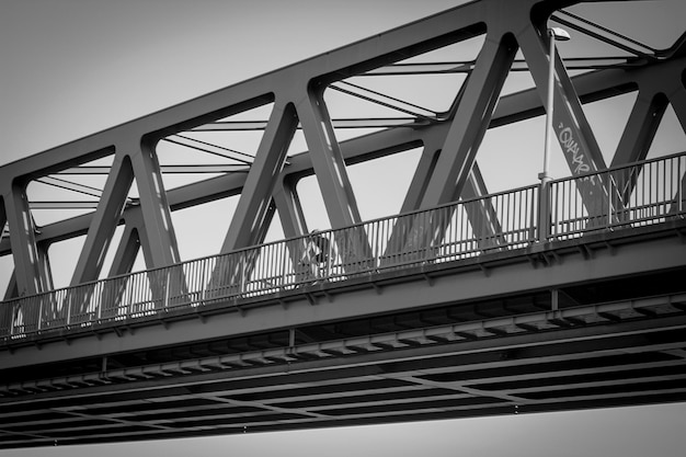 Photo vue à bas angle du pont suspendu contre le ciel