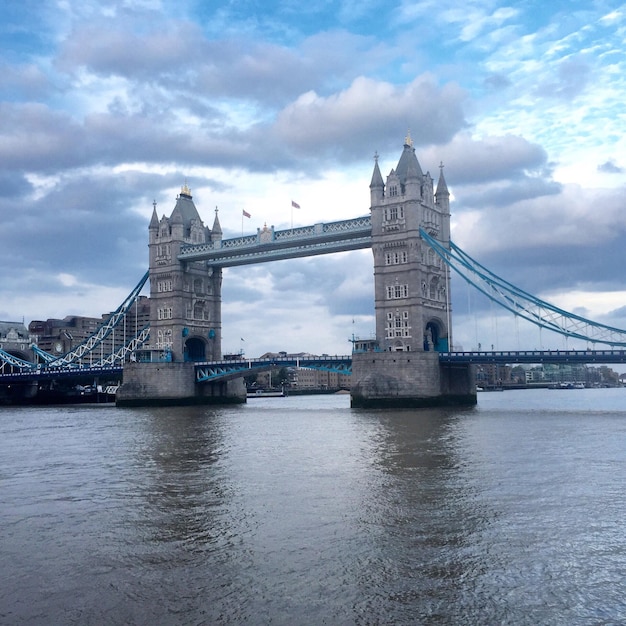 Photo vue en bas angle du pont suspendu