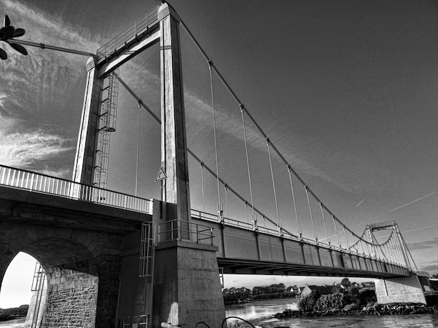 Vue à bas angle du pont suspendu