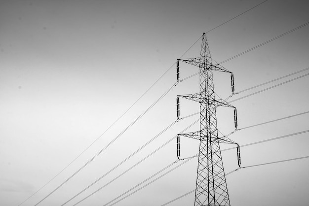 Vue à bas angle du pylône électrique contre le ciel
