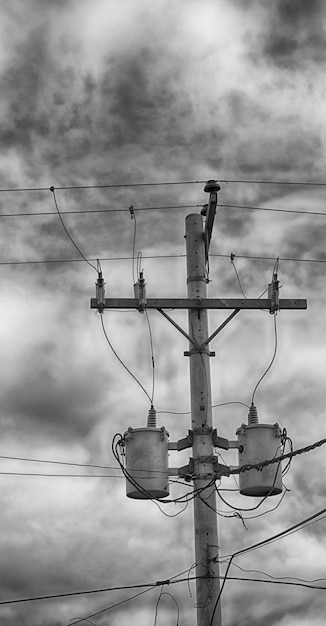 Photo vue à bas angle du pylône électrique contre le ciel