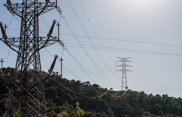 Photo vue en bas angle du pylône électrique contre le ciel