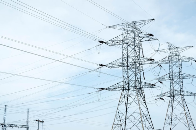 Vue à bas angle du pylône électrique contre le ciel