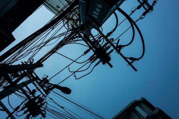 Photo vue en bas angle du pylône électrique contre le ciel