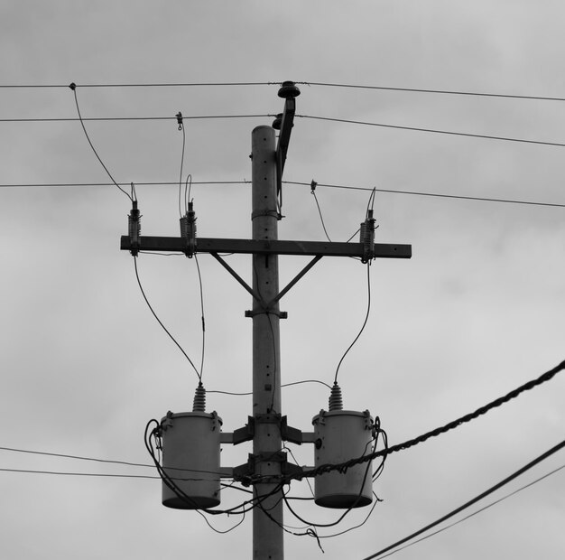 Vue à bas angle du pylône électrique contre le ciel