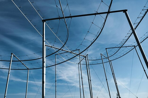 Vue à bas angle du pylône électrique contre le ciel