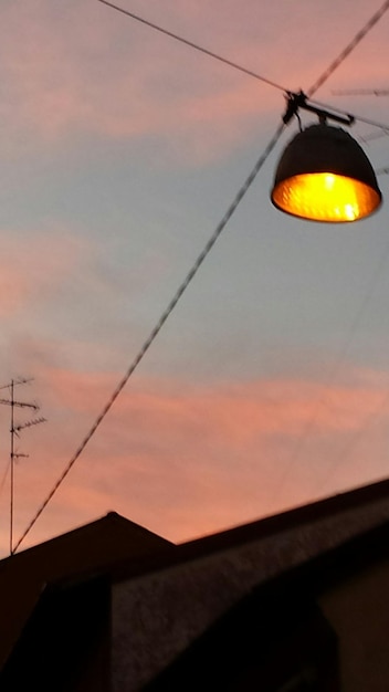 Photo vue en bas angle du pylône électrique contre le ciel
