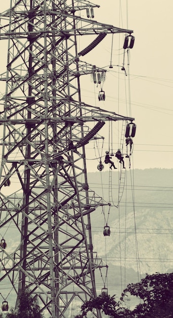 Photo vue en bas angle du pylône électrique contre le ciel