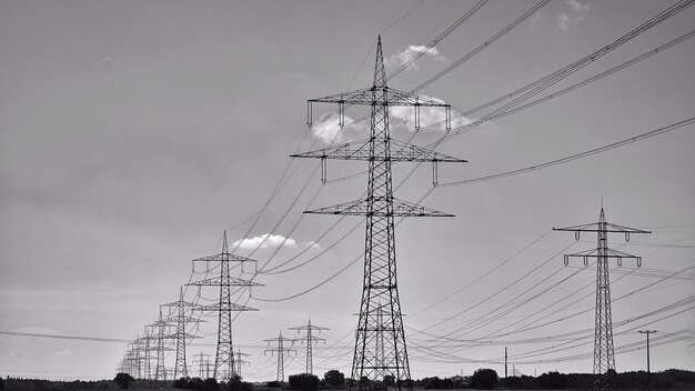 Vue en bas angle du pylône électrique