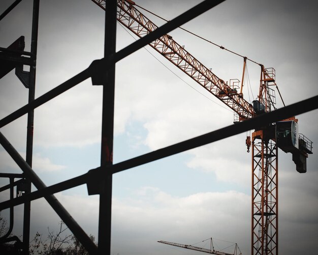 Photo vue à bas angle des échafaudages et de la grue contre le ciel