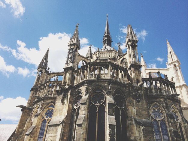 Vue à bas angle de l'église contre le ciel bleu