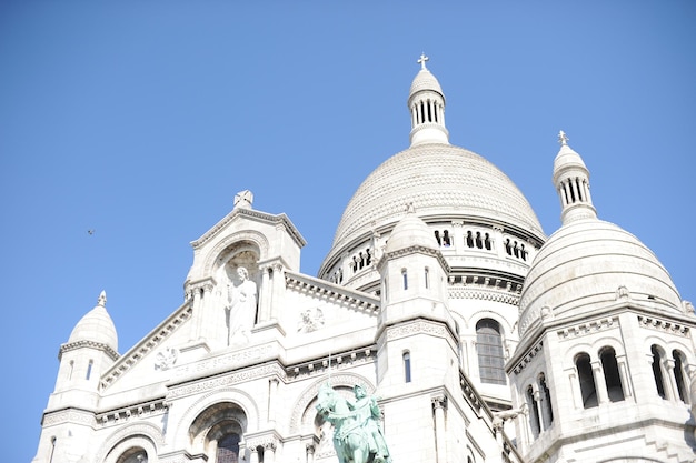 Photo vue à bas angle de l'église contre un ciel dégagé