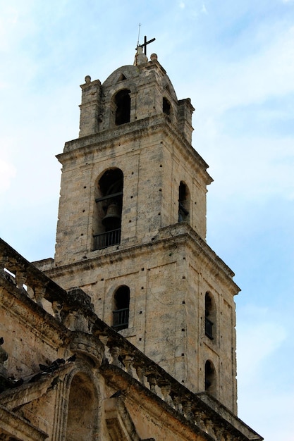Vue à bas angle de l'église contre un ciel nuageux