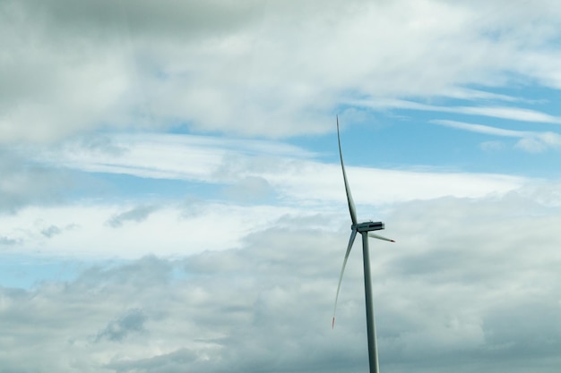 Vue à bas angle de l'éolienne contre le ciel