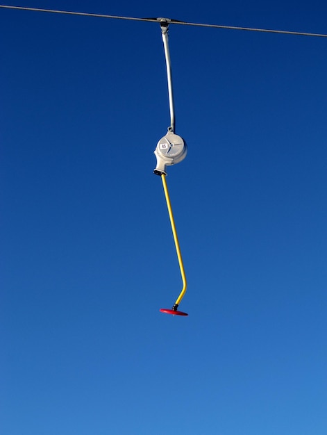 Photo vue à bas angle de l'équipement suspendu à une corde contre un ciel bleu clair