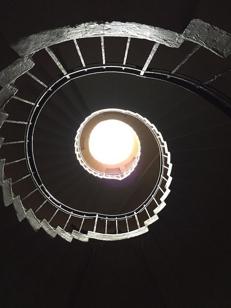 Photo vue en bas angle de l'escalier en colimaçon