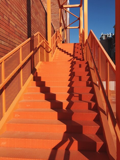 Photo vue à bas angle de l'escalier en spirale d'un bâtiment