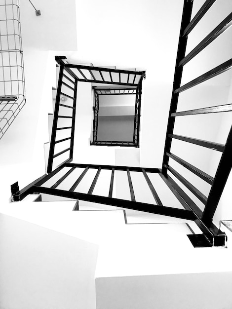 Photo vue à bas angle de l'escalier en spirale d'un bâtiment