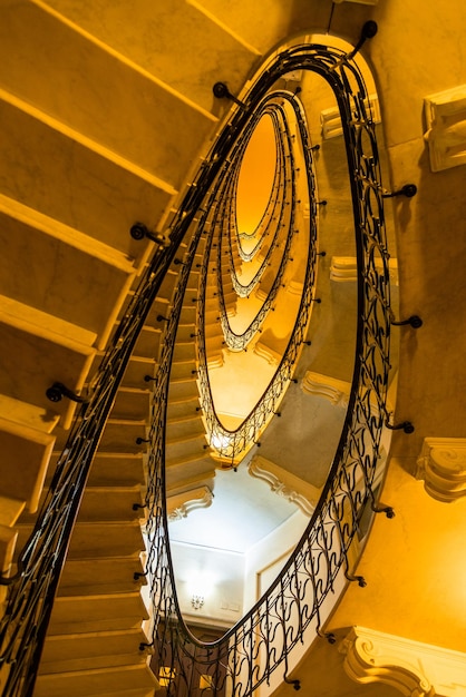 Photo vue à bas angle de l'escalier en spirale d'un bâtiment