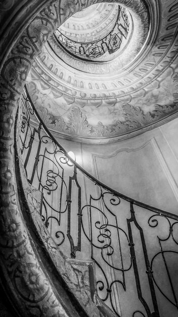 Photo vue à bas angle de l'escalier en spirale