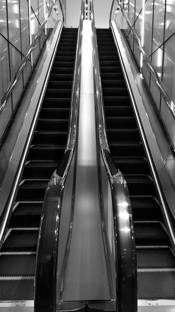 Vue à bas angle des escaliers mécaniques dans un bâtiment