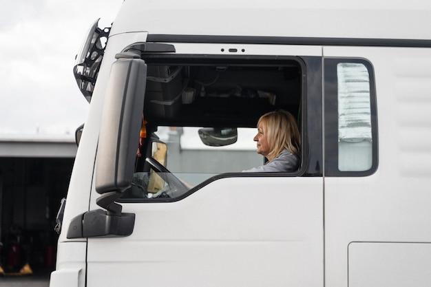 Photo vue en bas angle d'une femme debout dans une voiture