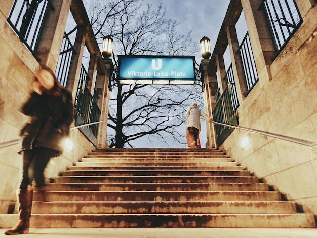 Photo vue en bas angle d'une femme marchant sur les escaliers