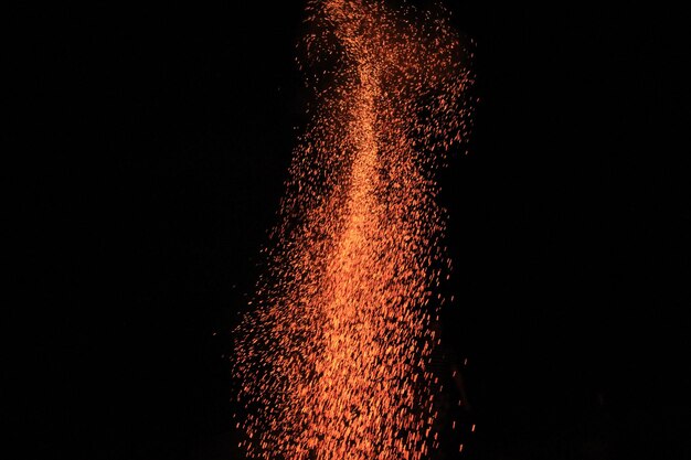 Photo vue à bas angle d'un feu d'artifice dans le ciel la nuit