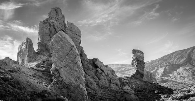 Photo vue à bas angle des formations rocheuses contre le ciel