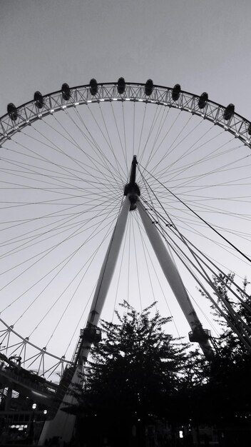 Photo vue à bas angle de la grande roue contre le ciel