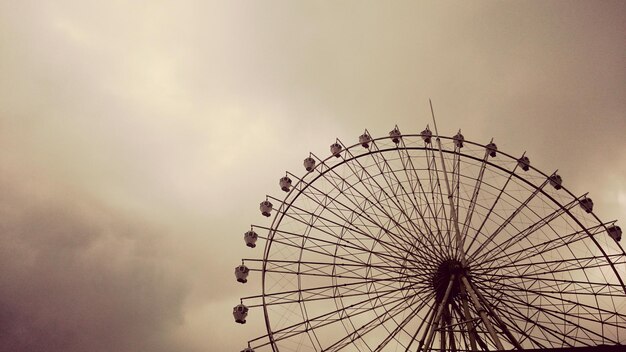 Vue à bas angle de la grande roue contre le ciel