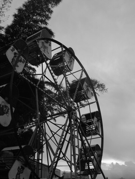 Photo vue à bas angle de la grande roue contre le ciel