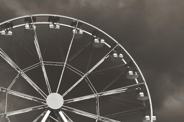 Photo vue à bas angle de la grande roue contre le ciel