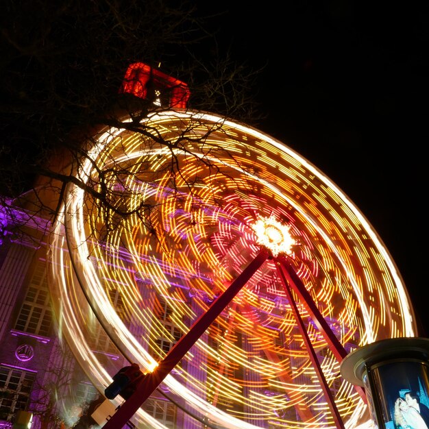 Vue en bas angle de la grande roue éclairée