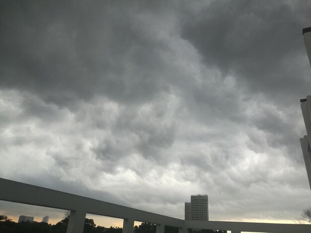 Photo vue à bas angle des gratte-ciel contre un ciel nuageux