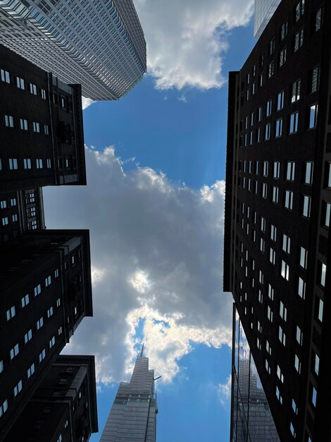 Vue à bas angle des gratte-ciel contre le ciel