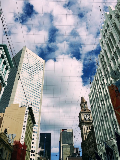 Photo vue en bas angle des gratte-ciel contre le ciel