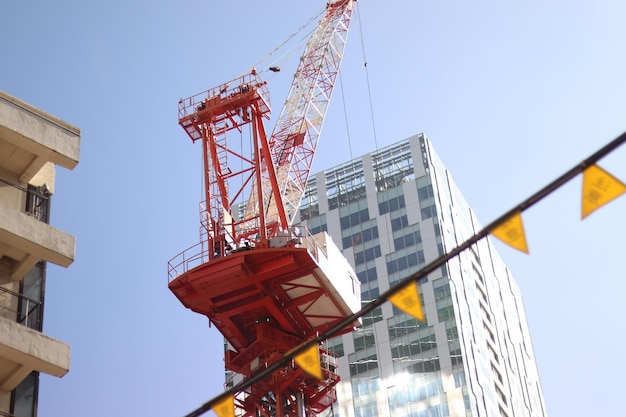 Vue à bas angle de la grue sur le chantier contre le ciel