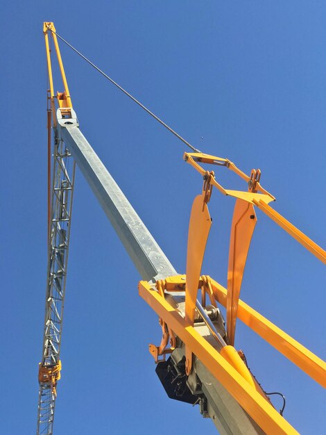 Photo vue en bas angle de la grue sur un ciel bleu clair