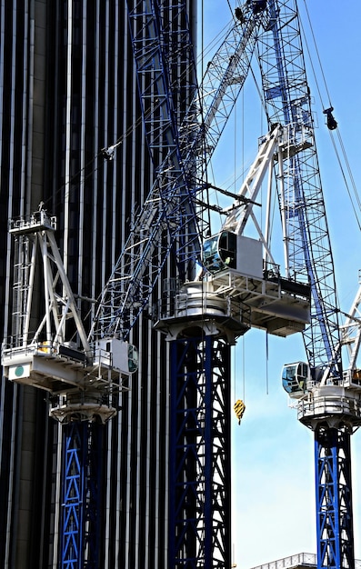 Vue à bas angle des grues contre le ciel