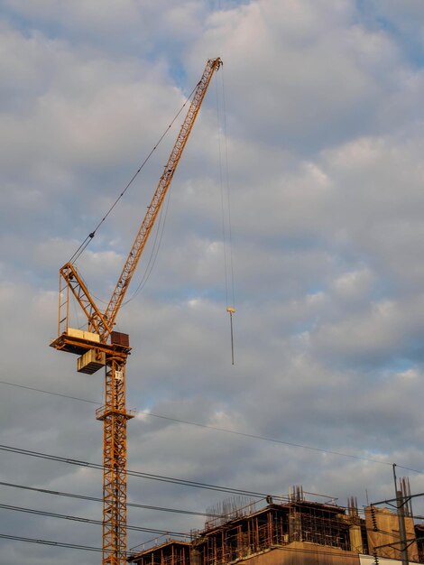 Photo vue en bas angle des grues contre le ciel