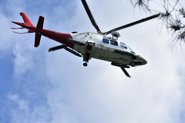 Vue à bas angle d'un hélicoptère volant contre le ciel