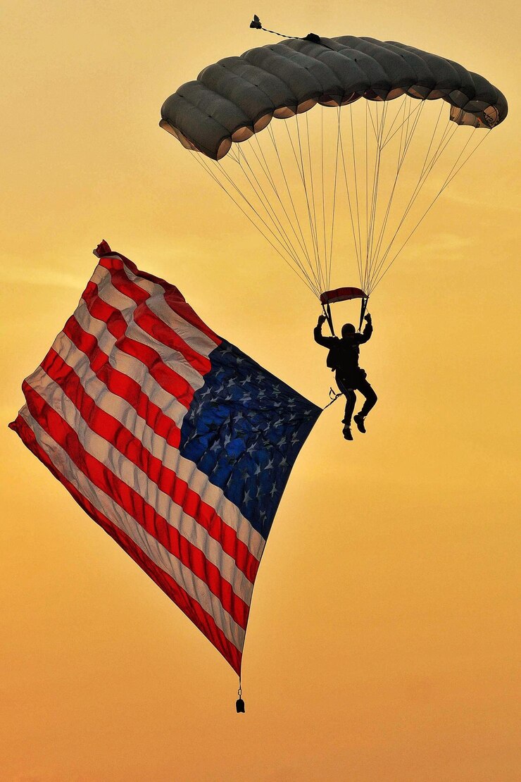 Photo vue à bas angle de l'homme silhouette en parapente avec drapeau américain