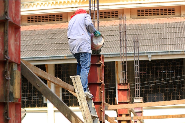 Photo vue à bas angle de l'homme travaillant sur le chantier