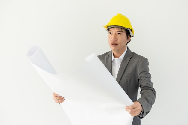 Vue à bas angle de l'homme travaillant sur un fond blanc